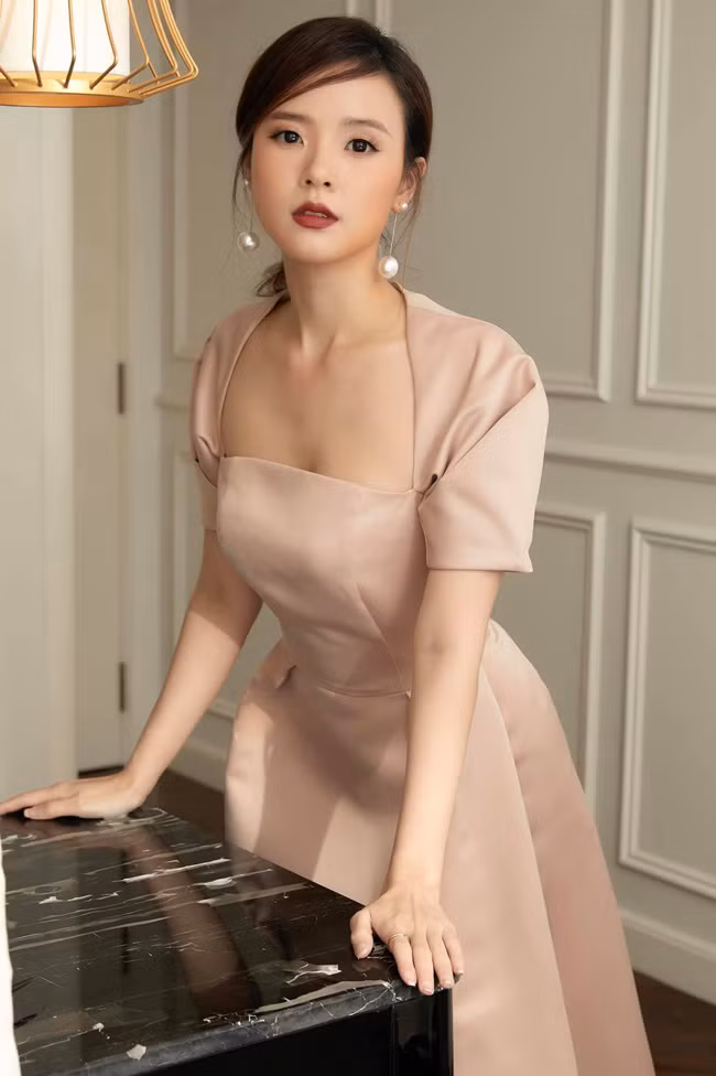 Midu được khen ngợi nhiều về nhan sắc ngây thơ, trong sáng dù đã bước sang tuổi 30.