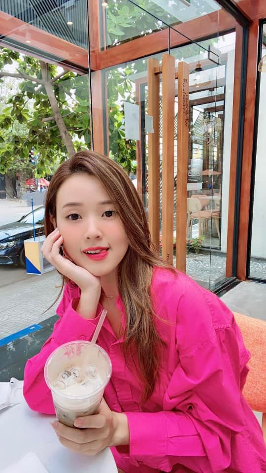 Midu (tên thật là Đặng Thị Mỹ Dung, sinh năm 1989) là hot girl đình đám Sài thành.
