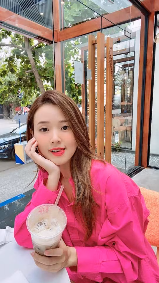 Midu (tên thật là Đặng Thị Mỹ Dung, sinh năm 1989) là hot girl đình đám Sài thành.