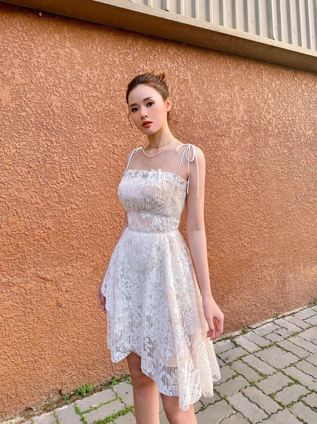 Cựu hot girl Sài thành còn khiến nhiều người ngưỡng mộ bởi độ giàu có. Cô nàng sở hữu khối bất động sản đáng nể. Midu nhiều lần khiến dân tình ngỡ ngàng khi khoe hàng loạt sổ đỏ mình sở hữu. Ảnh: FBNV