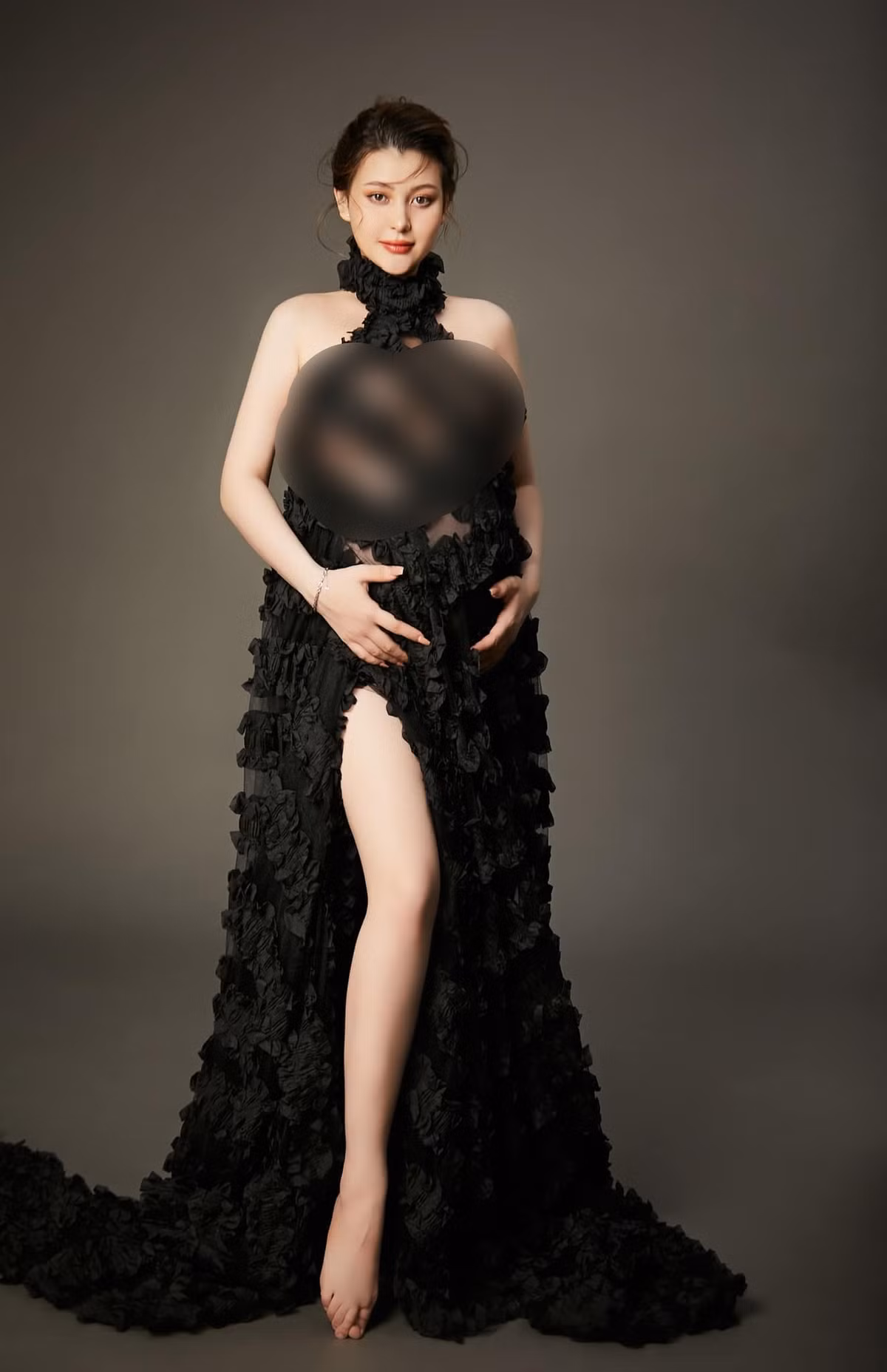 Ngoại trừ bụng bầu ra, bạn thân Xoài Non gần như không thay đổi nhiều so với hồi con gái.