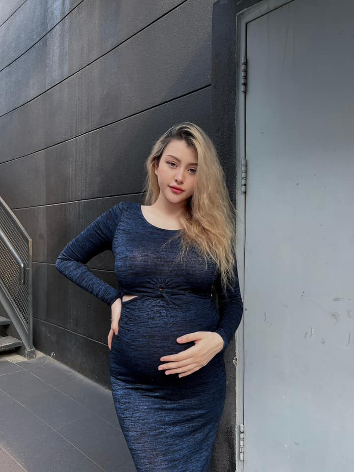 Cô nàng chỉ nhẹ nhàng đáp trả bằng tấm hình chụp kỷ niệm cả gia đình cùng lý do, muốn bảo vệ chồng trước mạng xã hội mà thôi. Ảnh: FBNV