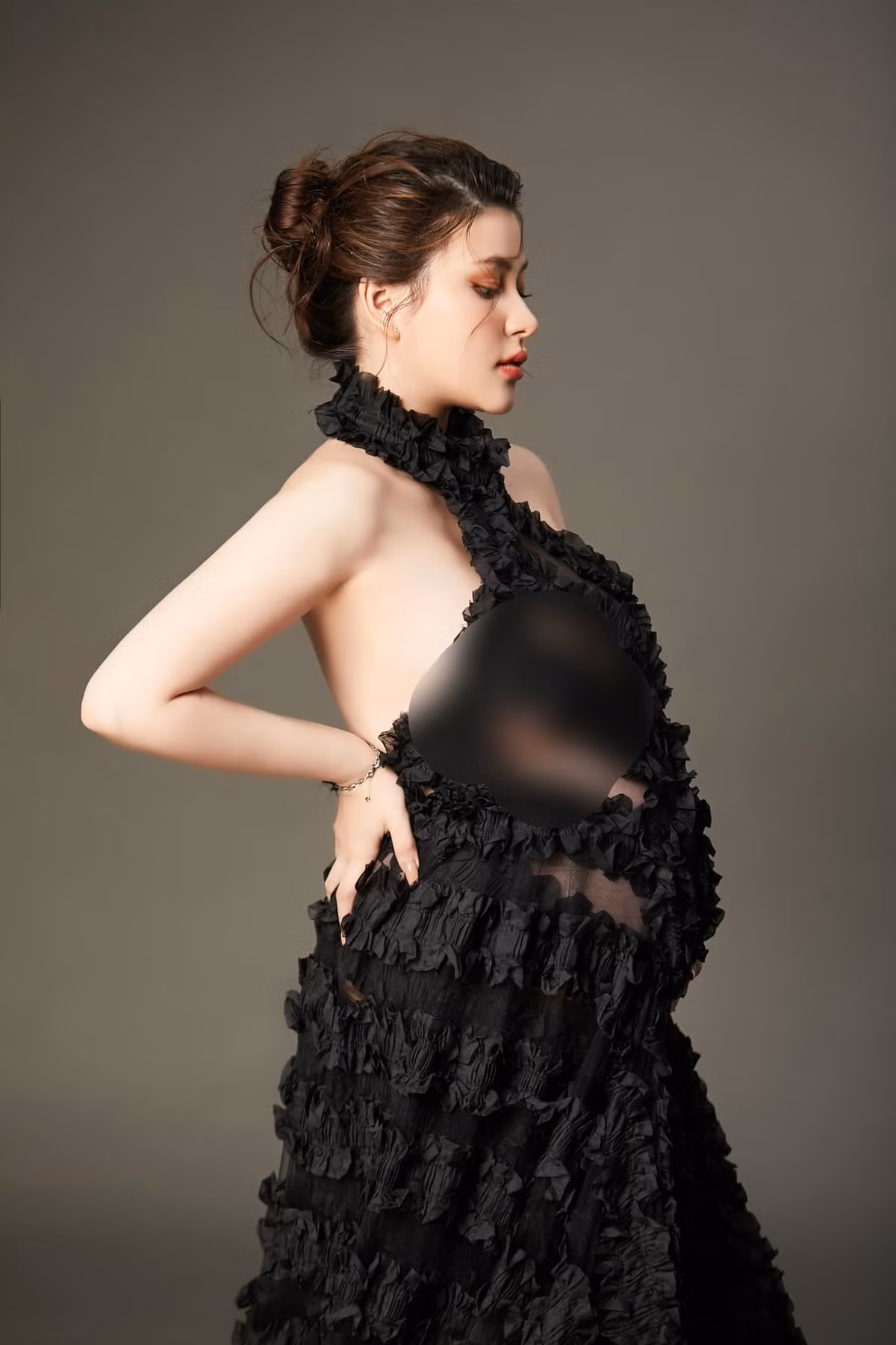 Cư dân mạng cũng hết lời khen ngợi cô nàng, dù mang thai nhưng nhan sắc thăng hạng gấp bội.