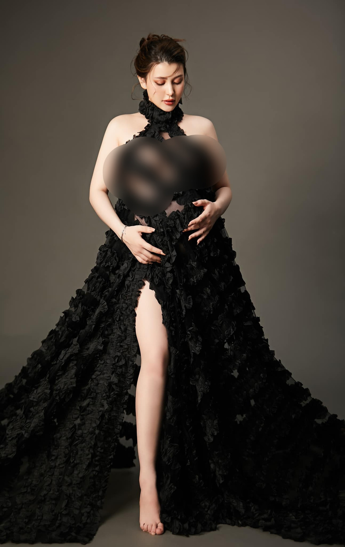 Trơng bộ ảnh mới của những tháng cuối thai kỳ, Sunna lựa chọn phong cách váy vóc bó sát, khoe trọn đường cong tự hào khi trở thành mẹ.