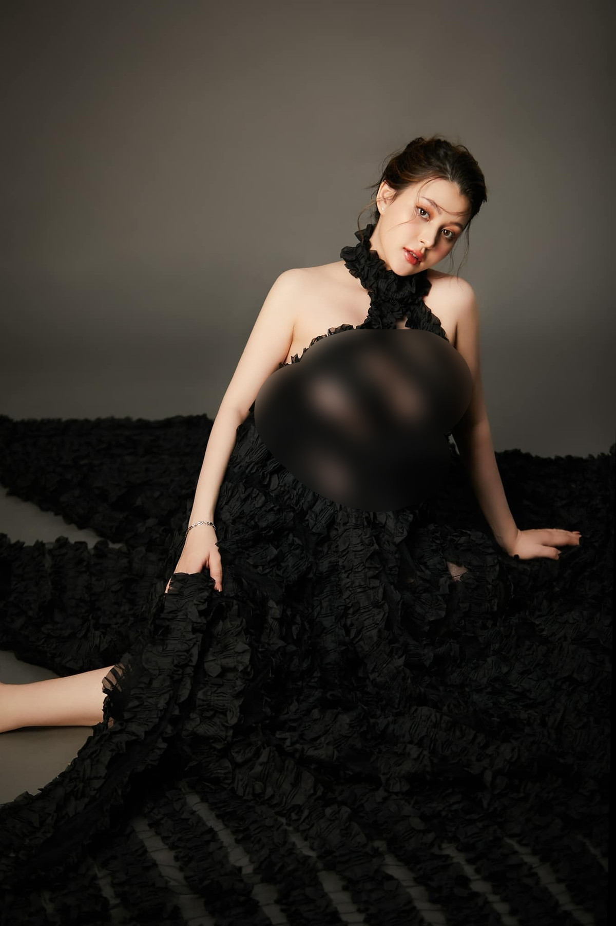 Nếu như trước kia là khoe đường cong chữ S, thì bây giờ Sunna tự tin khoe đường cong bụng bầu.