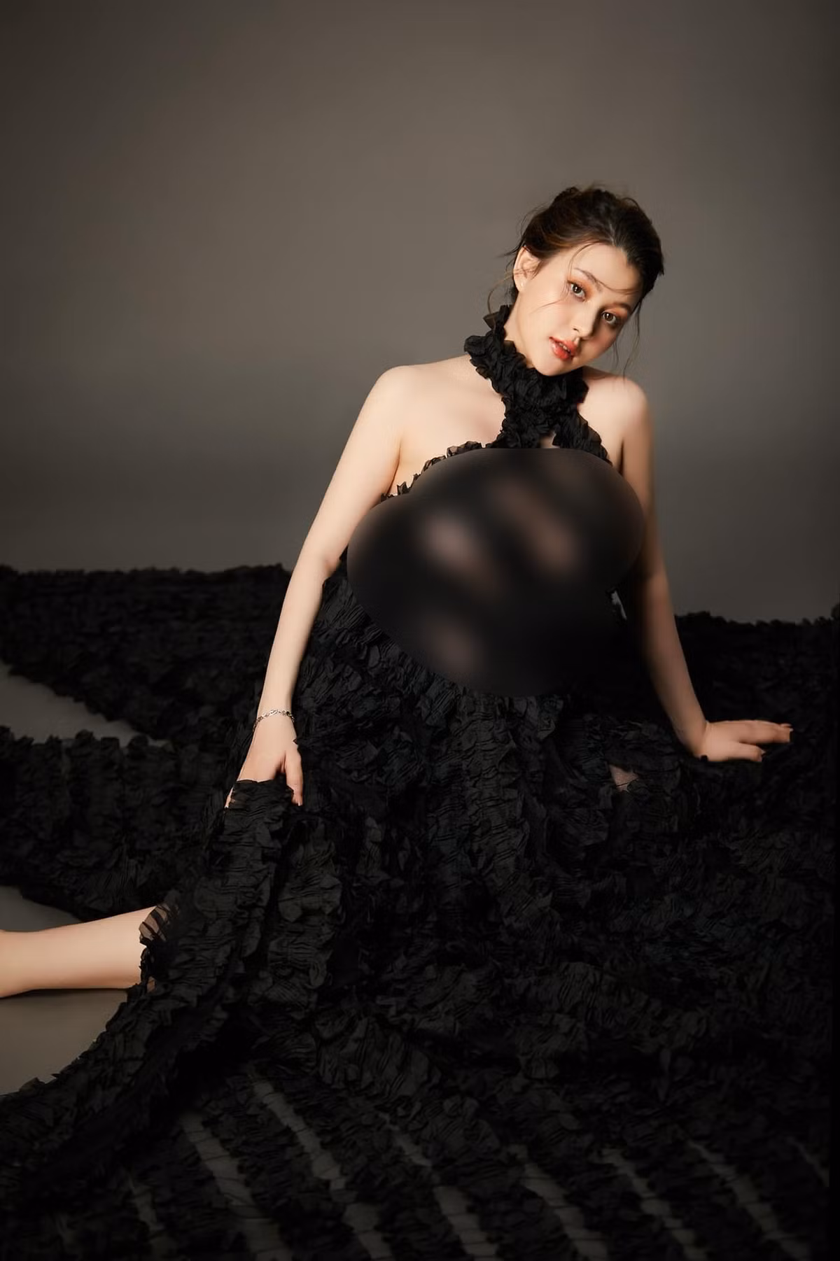 Nếu như trước kia là khoe đường cong chữ S, thì bây giờ Sunna tự tin khoe đường cong bụng bầu.