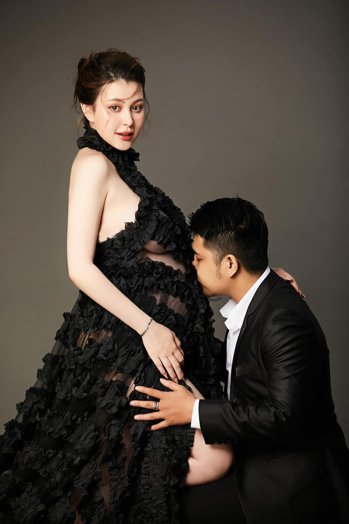 Vốn sở hữu vòng 1 không phải dạng vừa nên khi có em bé, hot girl lai này lại càng gợi cảm hơn.