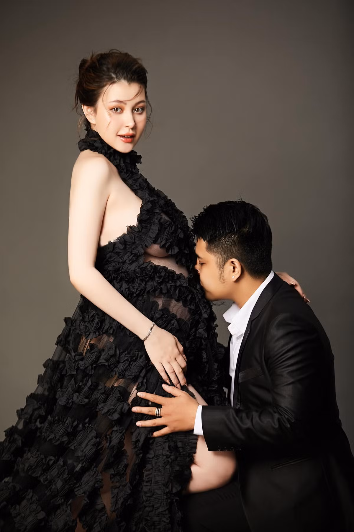 Vốn sở hữu vòng 1 không phải dạng vừa nên khi có em bé, hot girl lai này lại càng gợi cảm hơn.