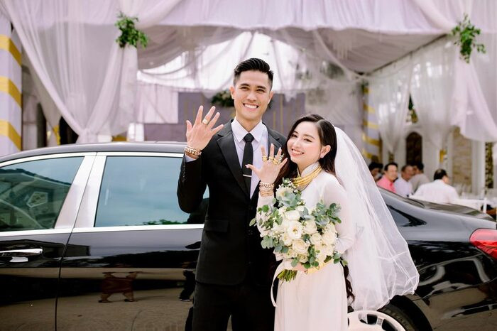 Ngay sau khi hình ảnh vòng vàng, kim cương và cả tiền mặt được chất cao gây choáng, không ít người đã rất tò mò về thân thế của cả cô dâu và chú rể trong đám cưới ở Sóc Trăng này.