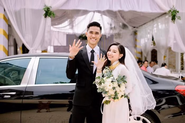 Ngay sau khi hình ảnh vòng vàng, kim cương và cả tiền mặt được chất cao gây choáng, không ít người đã rất tò mò về thân thế của cả cô dâu và chú rể trong đám cưới ở Sóc Trăng này.