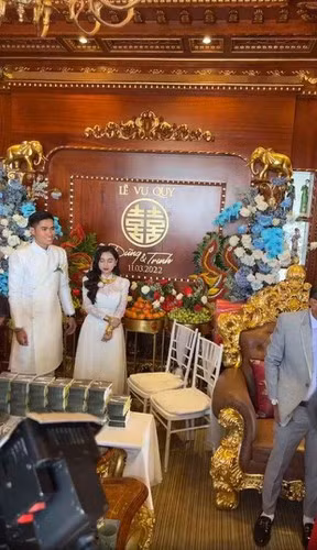 Về phía cô dâu, được biết T.T là con của một gia đình có tiếng trong ngành sản xuất thức ăn chăn nuôi và bất động sản tại Sóc Trăng.