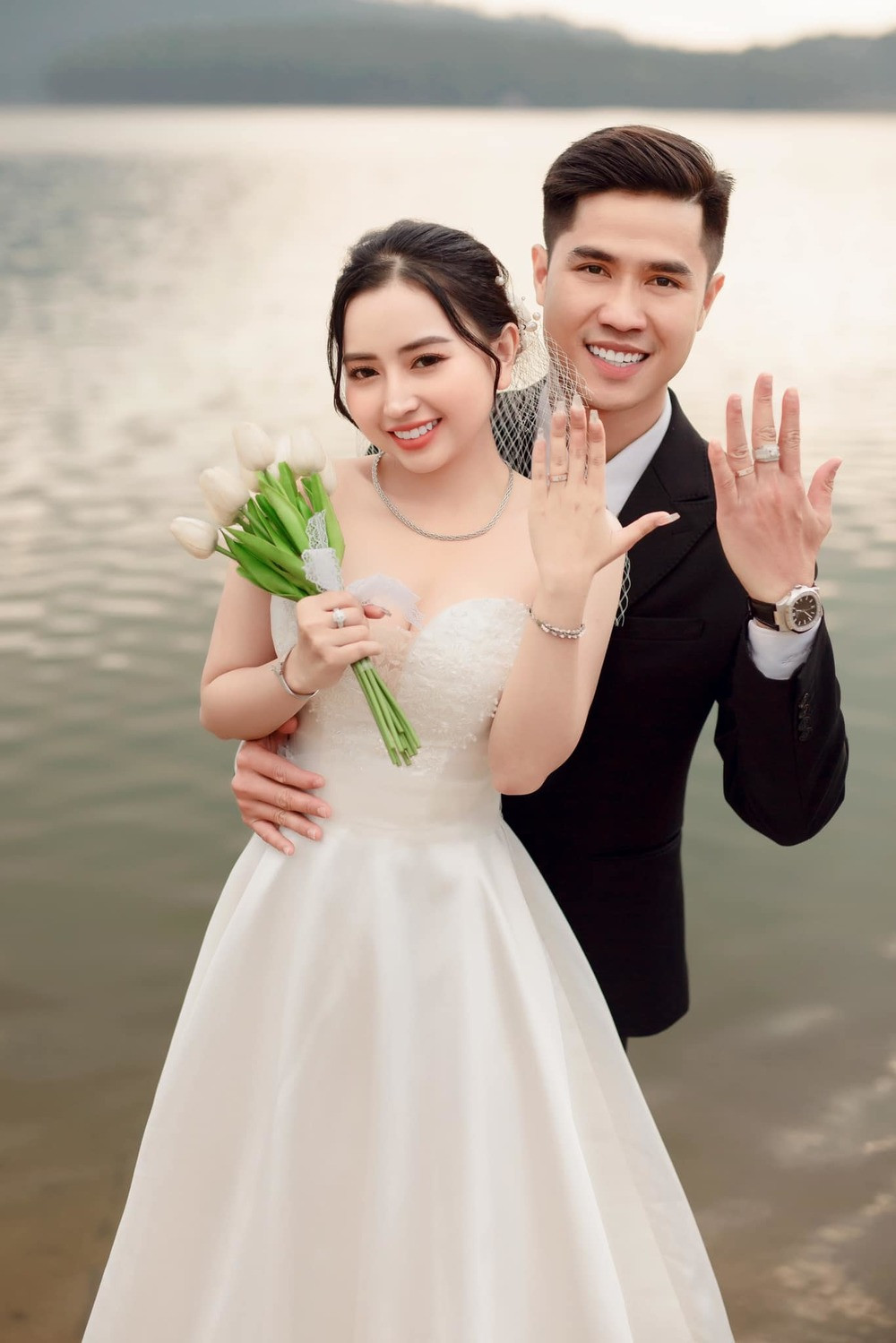 Chú rể trong đám cưới bạc tỷ cũng được netizen nhận xét rất chững chạc, tự tin.