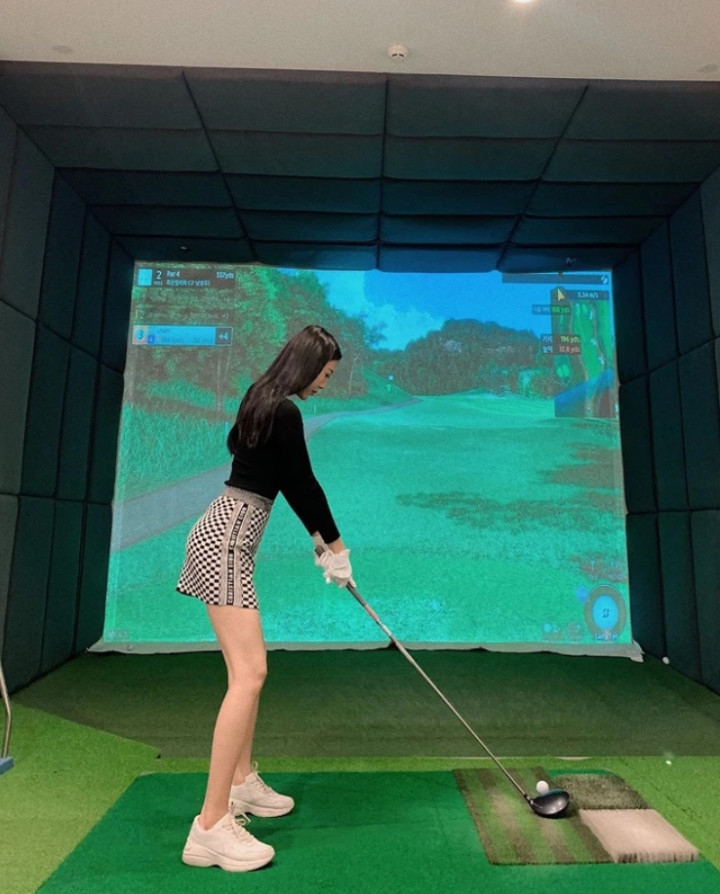 Vũ Ngọc Châm cũng là member của hội mê đánh golf. Cô nàng không ra sân mà tập đánh golf giả lập trong nhà.
