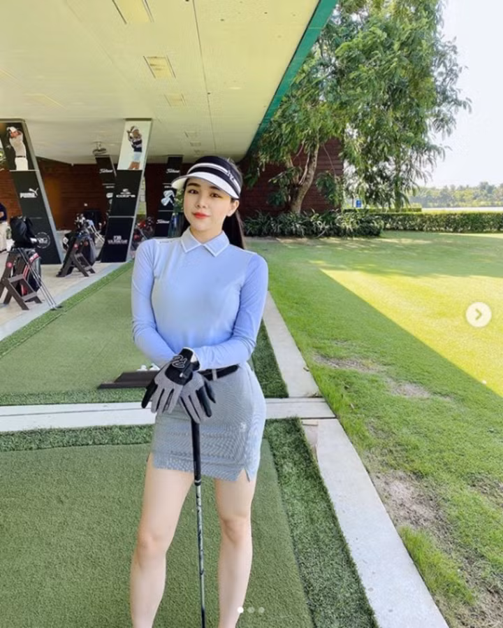 "Hot girl ngủ gật" Nhã Tiên từng đăng tải loạt ảnh khoe dáng ở sân golf thu hút sự chú ý.