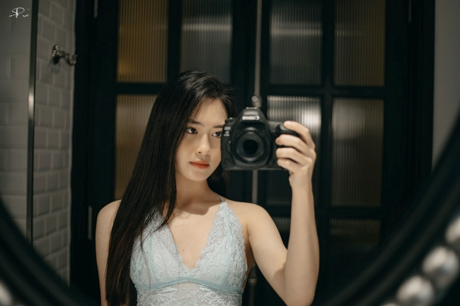 Nữ MC xinh đẹp biết chọn những bộ đồ tôn được lợi thế hình thể một cách khéo léo.