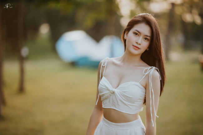 Theo dõi trang cá nhân của Hồng Anh, người ta nhận thấy cô có phong cách thời trang khá ấn tượng ở ngoài đời, khác hẳn mỗi lần cô nàng lên sóng.