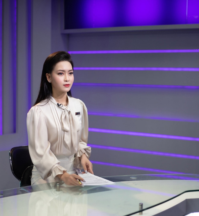 Khi dẫn sóng, cô sẽ ưu tiên lựa chọn những bộ trang phục kín đáo, thanh lịch hơn.