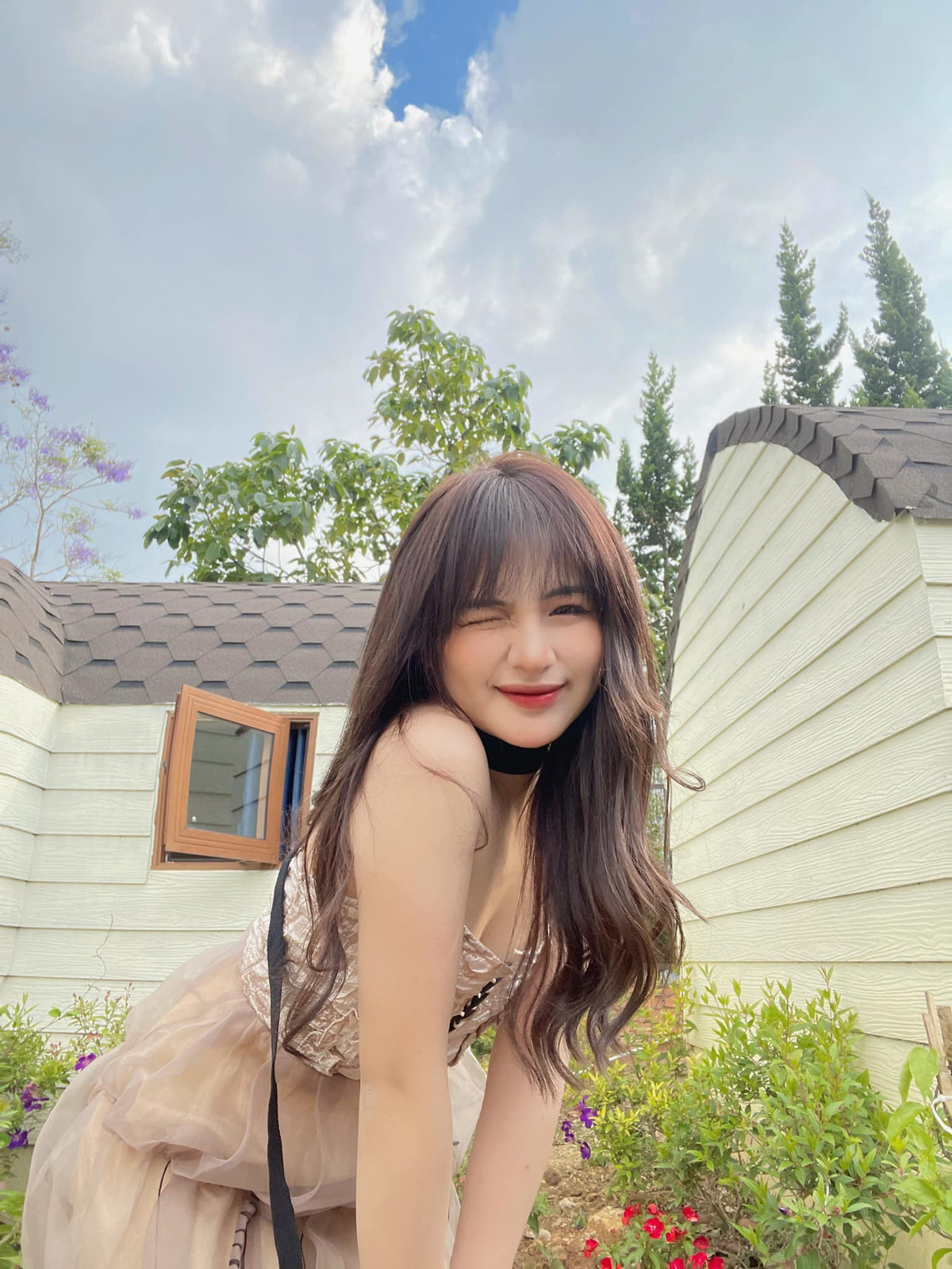 Từng là sinh viên ngành Quản trị khách sạn tại ĐH Phương Đông, gái xinh 20 tuổi đang là gương mặt KOL, người mẫu ảnh được nhiều nhiếp ảnh gia và nhãn hàng yêu thích.