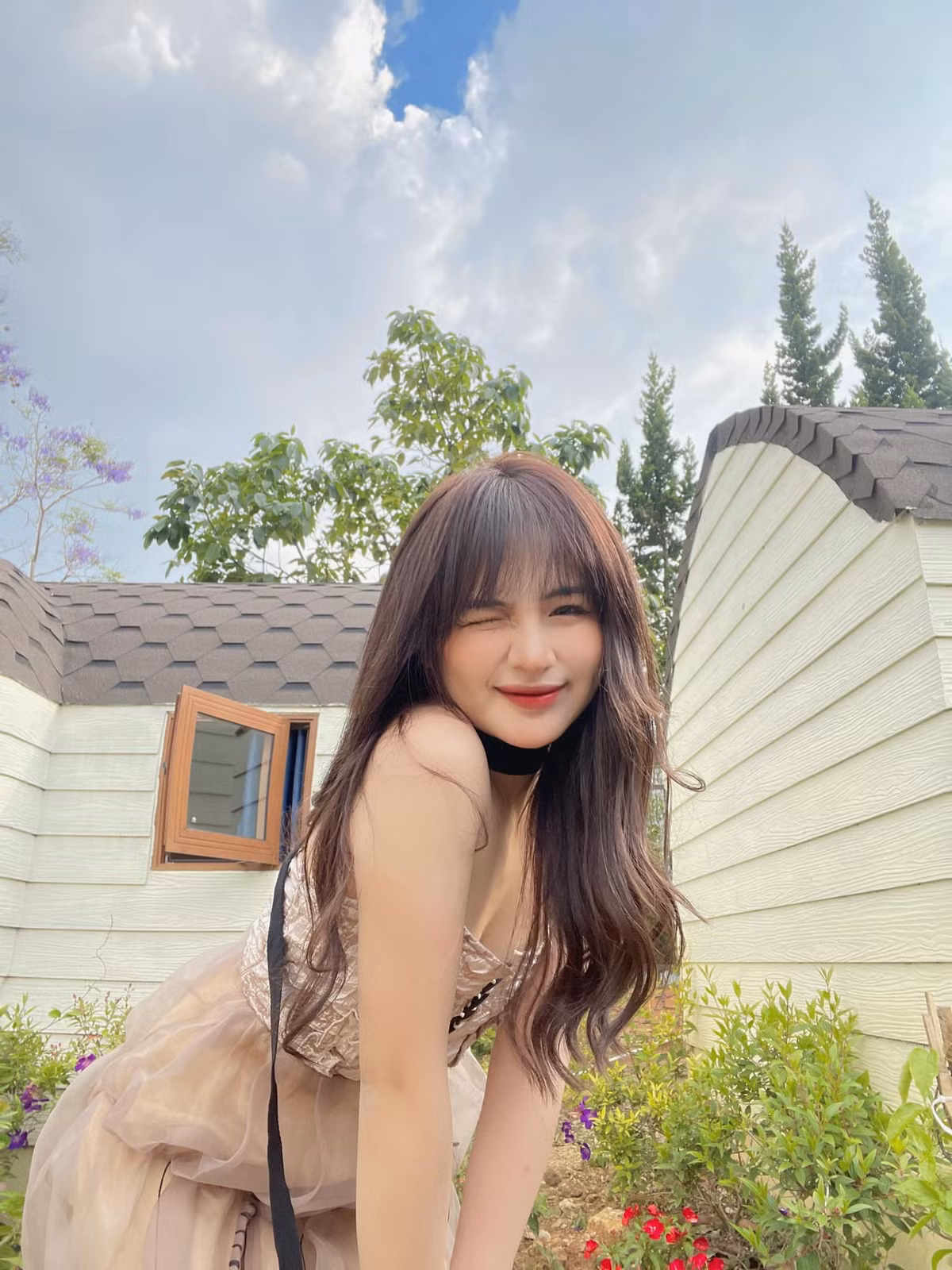 Từng là sinh viên ngành Quản trị khách sạn tại ĐH Phương Đông, gái xinh 20 tuổi đang là gương mặt KOL, người mẫu ảnh được nhiều nhiếp ảnh gia và nhãn hàng yêu thích.