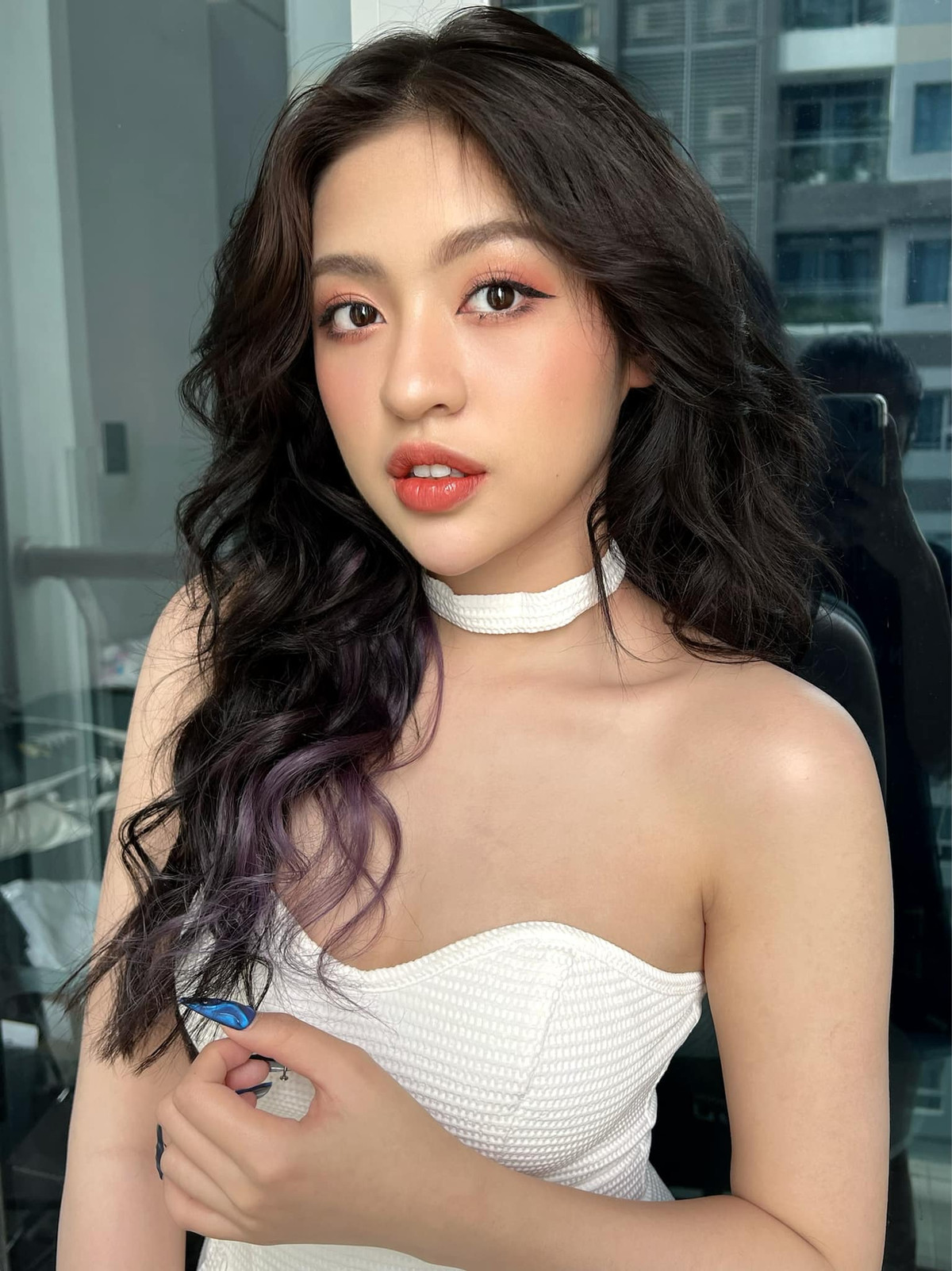 Trần Thanh Tâm bị "soi" body kém săn chắc khi lọt vào ống kính của "team qua đường". Thả dáng trong bộ đồ tắm 1 mảnh tông màu đỏ nổi bật, người đẹp 2k được nhận xét lộ khuyết điểm.