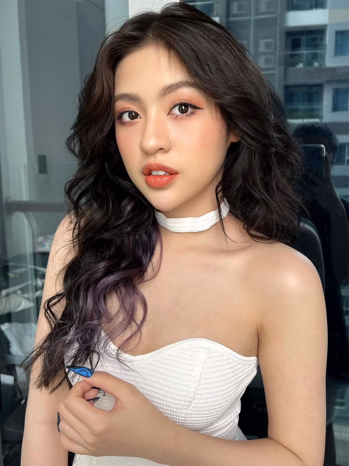 Trần Thanh Tâm bị "soi" body kém săn chắc khi lọt vào ống kính của "team qua đường". Thả dáng trong bộ đồ tắm 1 mảnh tông màu đỏ nổi bật, người đẹp 2k được nhận xét lộ khuyết điểm.