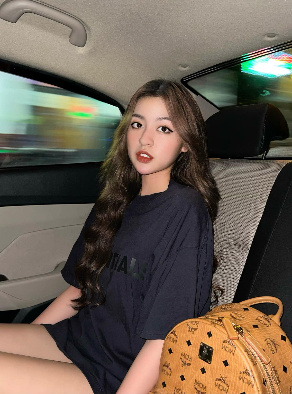 Đôi chân đáng ngưỡng mộ của Trần Thanh Tâm được cho là vượt mặt nhiều mỹ nhân đình đám Vbiz. Tuy nhiên, trong những khung ảnh được chụp lại bởi team qua đường, đôi chân của cô dường như bị rút ngắn.