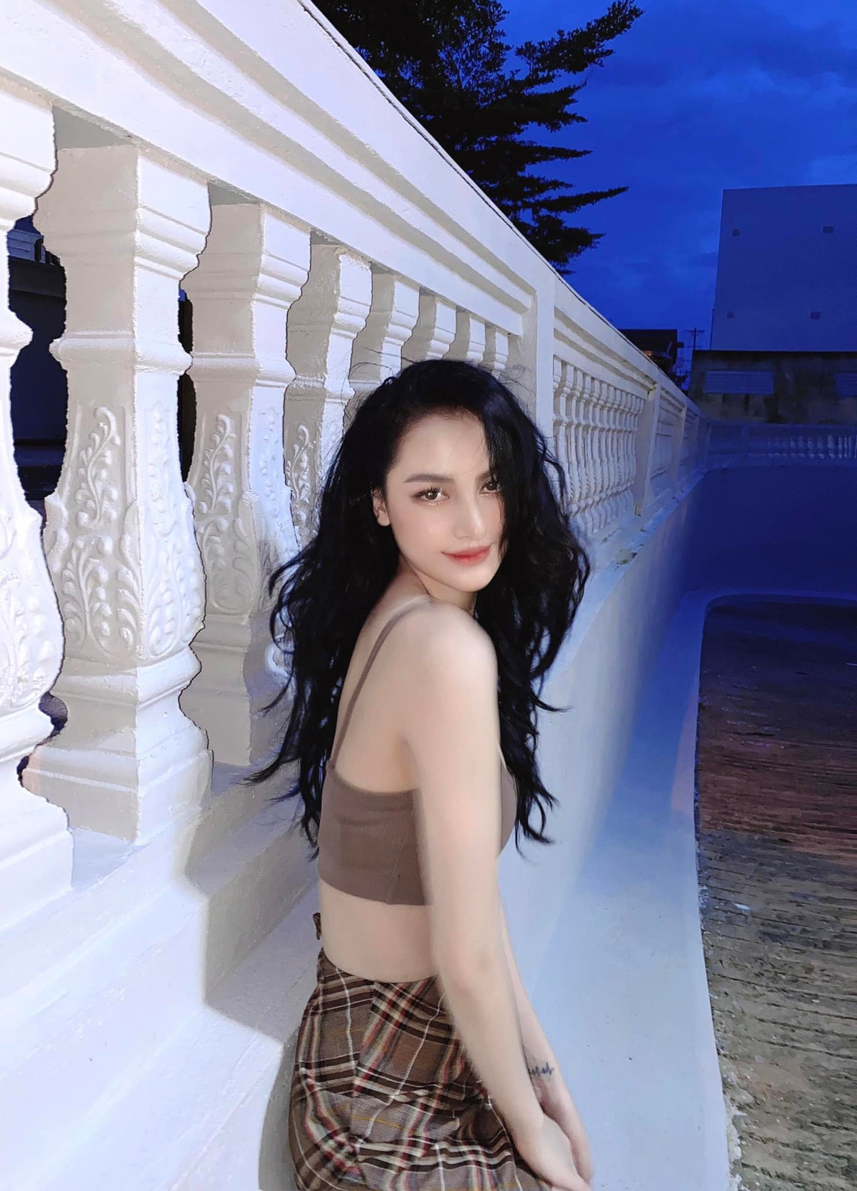 Ở H Duyên Bkrông có rất nhiều nét đẹp đặc trưng của người phụ nữ phương Tây như đôi mắt sâu, lông mày rậm, sống mũi cao, đôi môi quyến rũ và làn da trắng bóc.