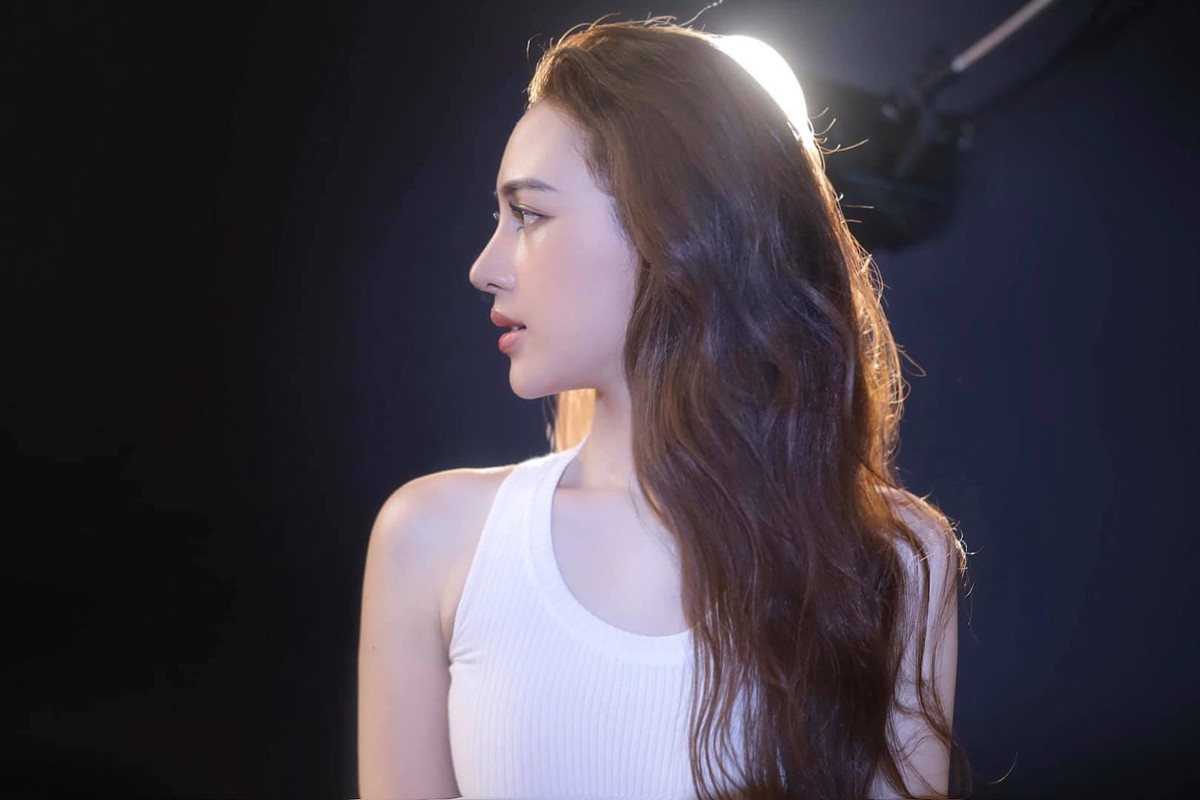 Cô thường chuộng những bộ váy áo trẻ trung, phù hợp với lứa tuổi như: chân váy ngắn, áo croptop hoặc váy bánh bèo…