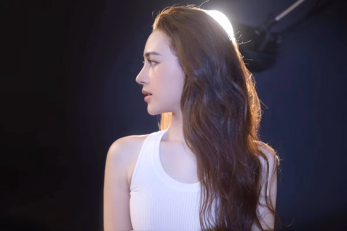 Cô thường chuộng những bộ váy áo trẻ trung, phù hợp với lứa tuổi như: chân váy ngắn, áo croptop hoặc váy bánh bèo…