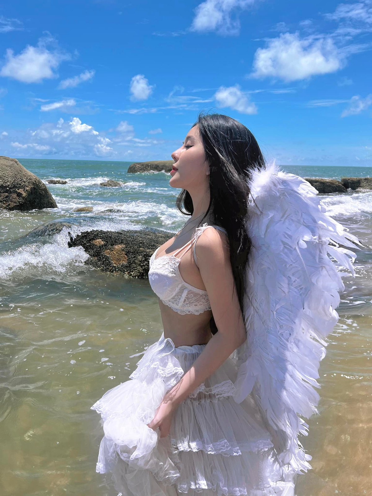 Ngay từ khi ngồi trên ghế nhà trường, hot girl Võ Ngọc Trân đã thu hút được sự chú ý của cư dân mạng.