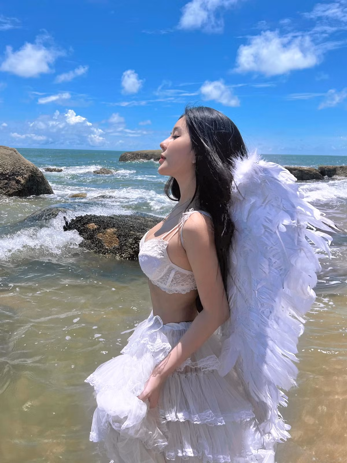 Ngay từ khi ngồi trên ghế nhà trường, hot girl Võ Ngọc Trân đã thu hút được sự chú ý của cư dân mạng.