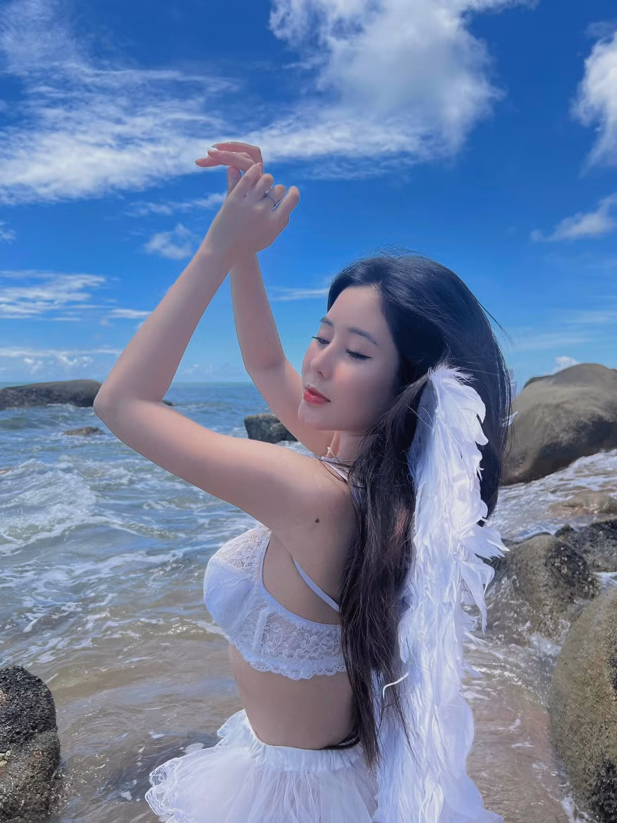 Mỗi lần diện bikini, Ngọc Trân khiến netizen trầm trồ với làn da trắng không tỳ vết và đặc biệt là thân hình gợi cảm, vòng nào ra vòng nấy.