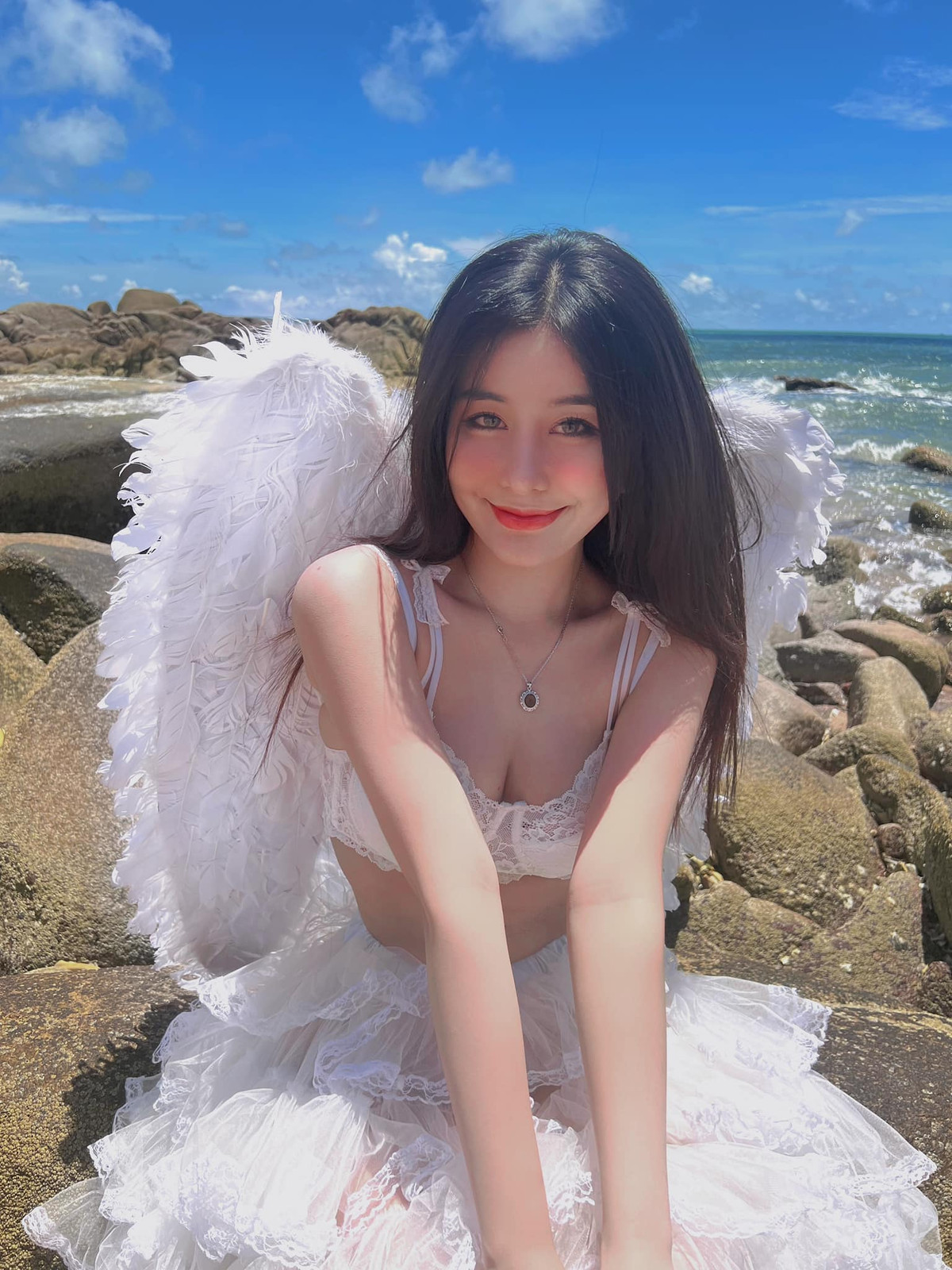 Có thể nói, chiếc eo nhỏ xíu của hot girl 10X thực sự đã trở thành động lực giảm cân, tập tành cho không biết bao nhiêu chị em.