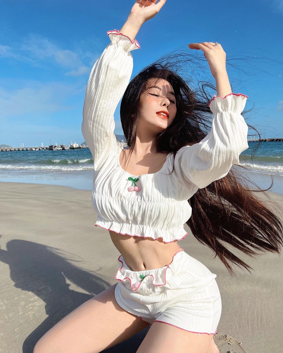 Cô nàng từng chia sẻ bản thân đã có trong tay 2 sổ tiết kiệm, founder của 4 thương hiệu và tự mở shop thời trang giữa quận trung tâm thành phố. Ảnh: FBNV