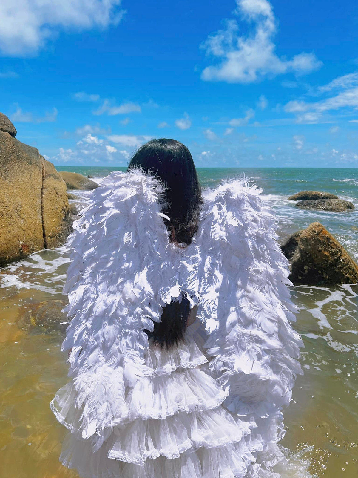 Không chỉ nổi tiếng ở Việt Nam, Ngọc Trân còn được nhiều trang tin quốc tế ca ngợi với nhiều mỹ từ như "nữ thần không góc chết" hay "nữ sinh thiên thần".