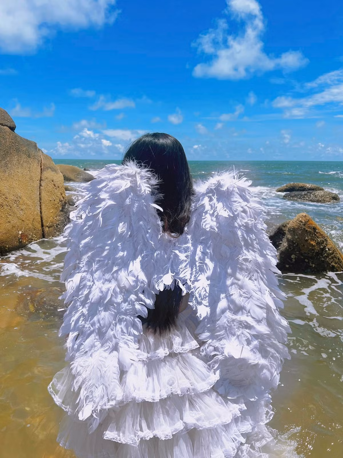 Không chỉ nổi tiếng ở Việt Nam, Ngọc Trân còn được nhiều trang tin quốc tế ca ngợi với nhiều mỹ từ như "nữ thần không góc chết" hay "nữ sinh thiên thần".