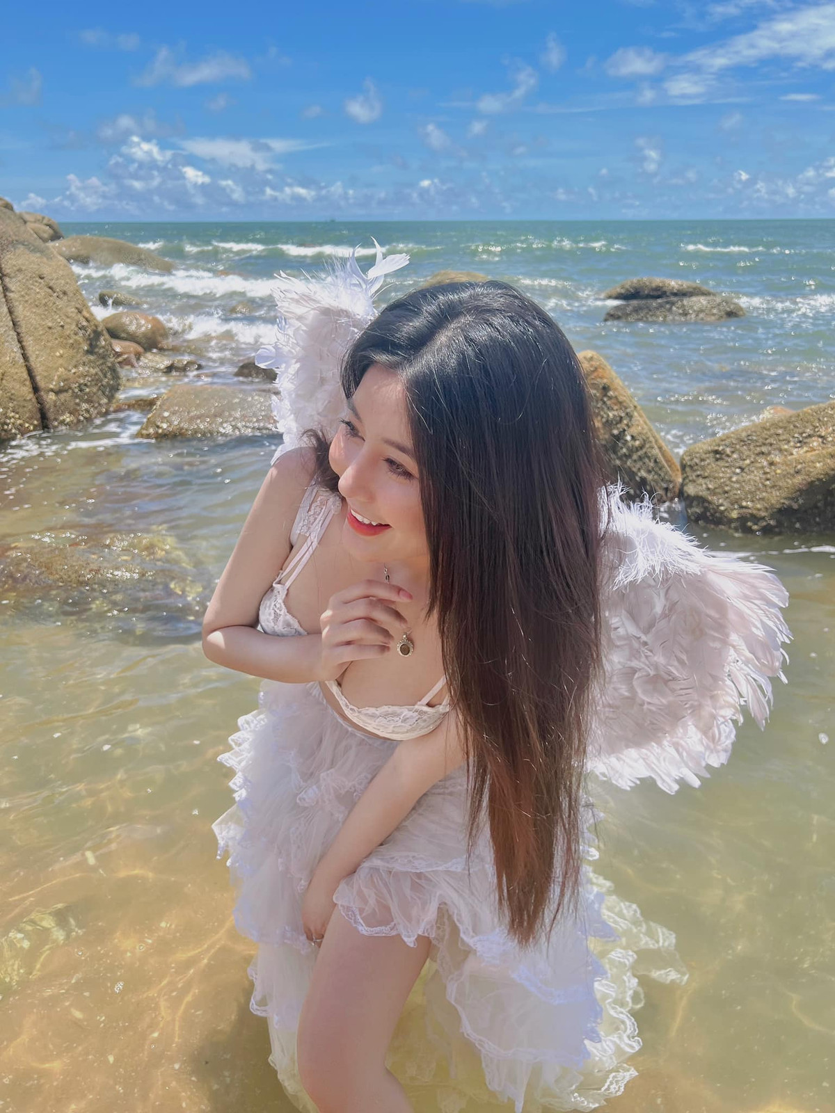 Cô nàng sở hữu nhan sắc xinh đẹp, nụ cười tỏa nắng và vóc dáng vô cùng nóng bỏng, quyến rũ.