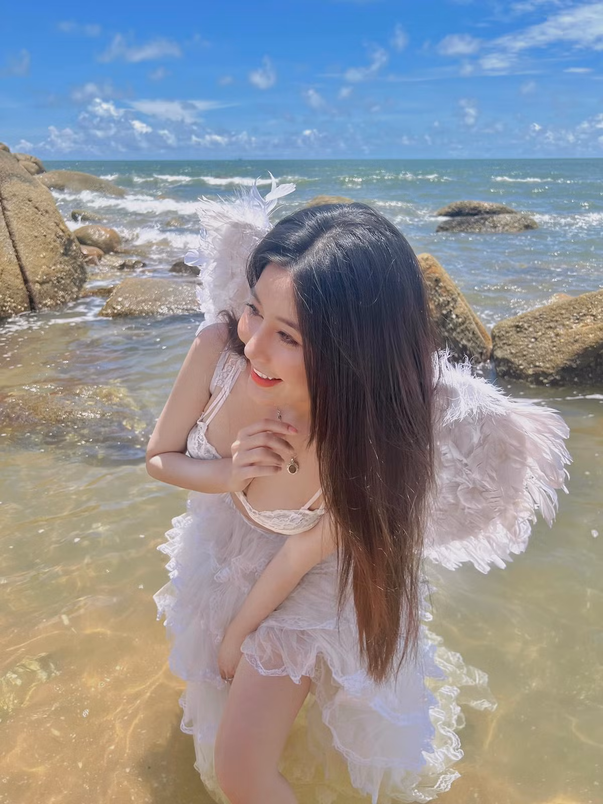 Cô nàng sở hữu nhan sắc xinh đẹp, nụ cười tỏa nắng và vóc dáng vô cùng nóng bỏng, quyến rũ.