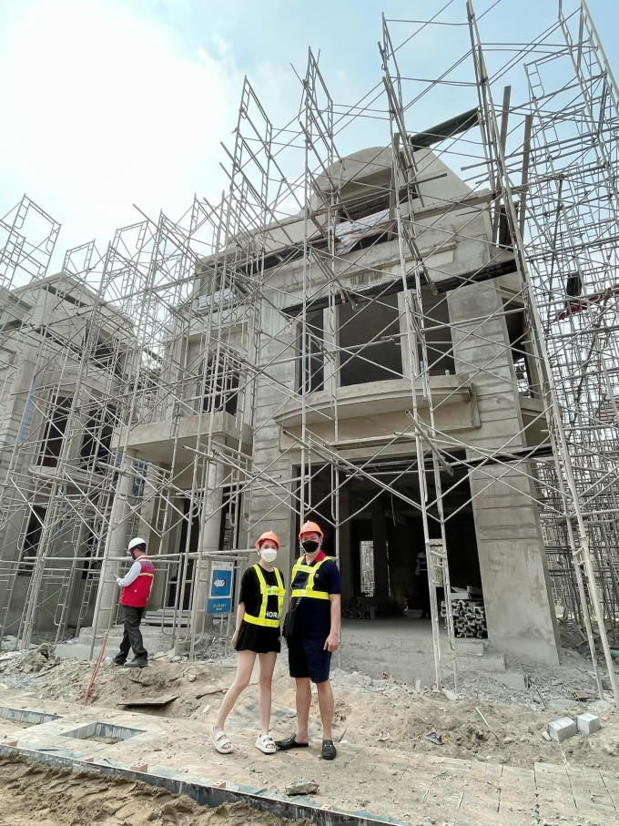 Thời gian qua, vợ chồng Đoàn Di Băng còn liên tục khoe việc xây biệt thự mới. Ngoài căn biệt thự tọa lac trong một khu dân cư cao cấp ở quận 7 cô còn xây dựng một biệt thự khác trị giá khoảng 400 tỷ đồng tại khu Phú Mỹ Hưng, quận 7.