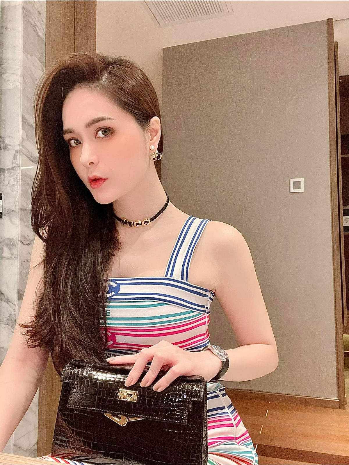 Theo như cô chia sẻ, căn hộ chỉ đáng một chiếc đồng hồ của mình. Ngoài ra, một năm cô giao dịch mua bán bất động sản rất nhiều nên quên là chuyện thường tình.