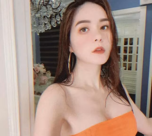 Nữ ca sĩ được nhiều mẹ bỉm sữa yêu mến và không kém phần ghen tị bởi nhan sắc cùng cuộc sống hôn nhân hạnh phúc bên chồng đại gia - Nguyễn Quốc Vũ.