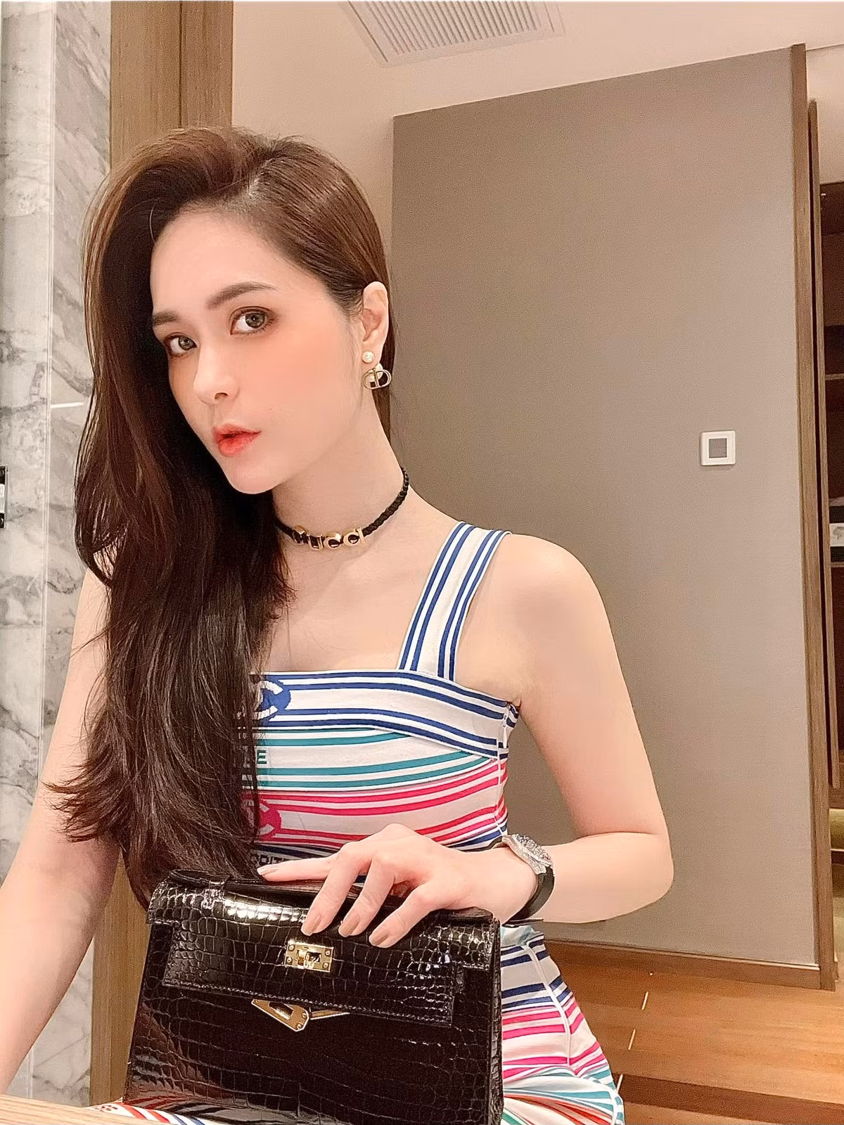 Di Băng cũng là nhân vật nổi đình đám MXH thời gian qua khi được chồng đại gia yêu chiều hết mực.