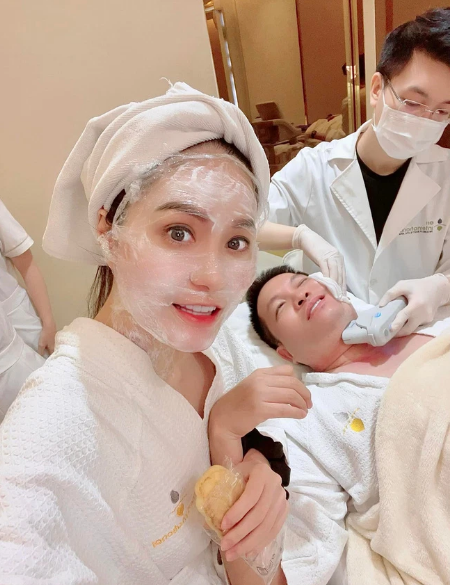 Để sở hữu nhan sắc như hiện tại nữ đại gia đã chăm chỉ skincare và đi spa. Thậm chí, cô còn dẫn cả chồng đi cùng.