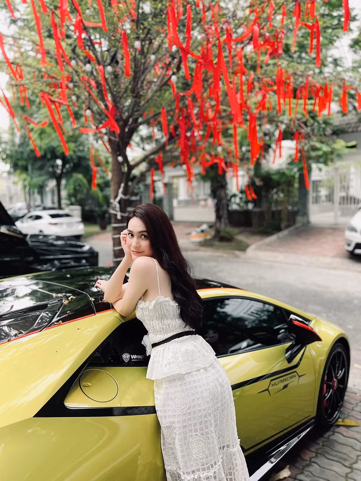 Không chỉ chiều, doanh nhân Quốc Vũ còn vô cùng bênh vợ. Khi antifan lao vào công kích Đoàn Di Băng cũng chính vị đại gia quận 7 lên mạng để giải quyết vấn đề.