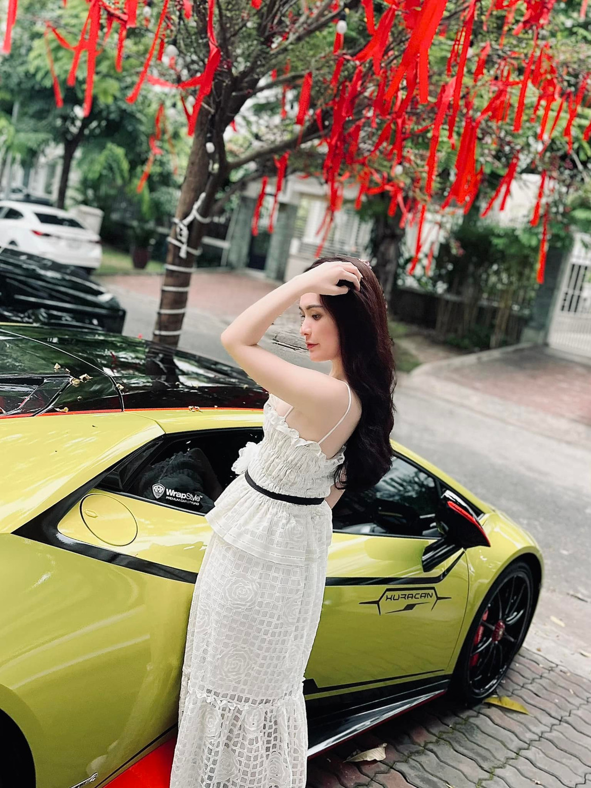 Không những thể hiện bằng những sự kiện lớn, nhìn từng hành động nhỏ nhặt của Nguyễn Quốc Vũ cũng đủ hiểu anh chiều chuộng vợ như thế nào.