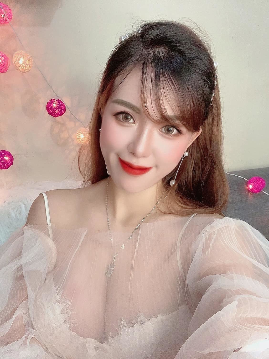 Sau khi lập gia đình, Mai Thỏ rút lui khỏi showbiz. Cuối năm 2014, cô sinh con gái đầu lòng Suri. 5 năm sau, cựu hot girl sinh thêm con trai tên là Bill.