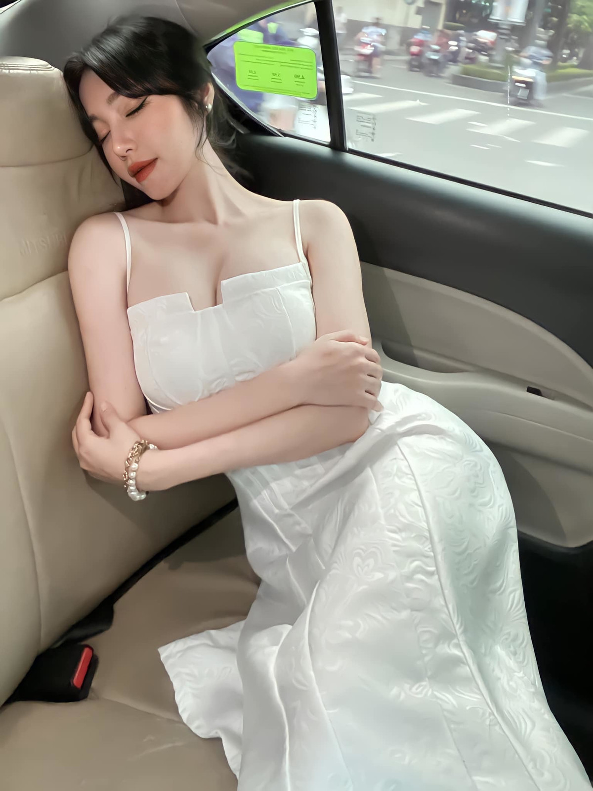 Bên cạnh việc được đến với biệt danh "mỹ nhân ngực khủng", "đệ nhất ngực đẹp" Elly Trần còn sở hữu đường cong vóc dáng ấn tượng với võng lưng nuột nà.