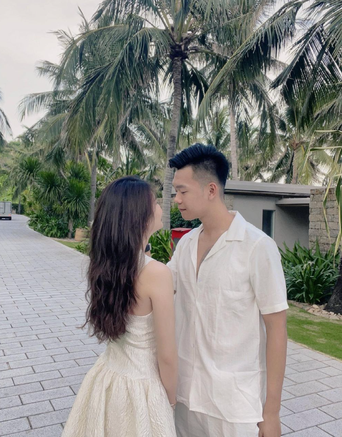 Thay vì hình ảnh "soái ca" sơ mi trắng như hot girl 10X nghĩ, Chung giản dị diện áo phông, quần đùi và đi dép lê. Chỉ cần những điều mộc mạc như thế lại khiến cô trúng tiếng sét ái tình của chàng cầu thủ điển trai. Ảnh: IG chunguyenfamilys