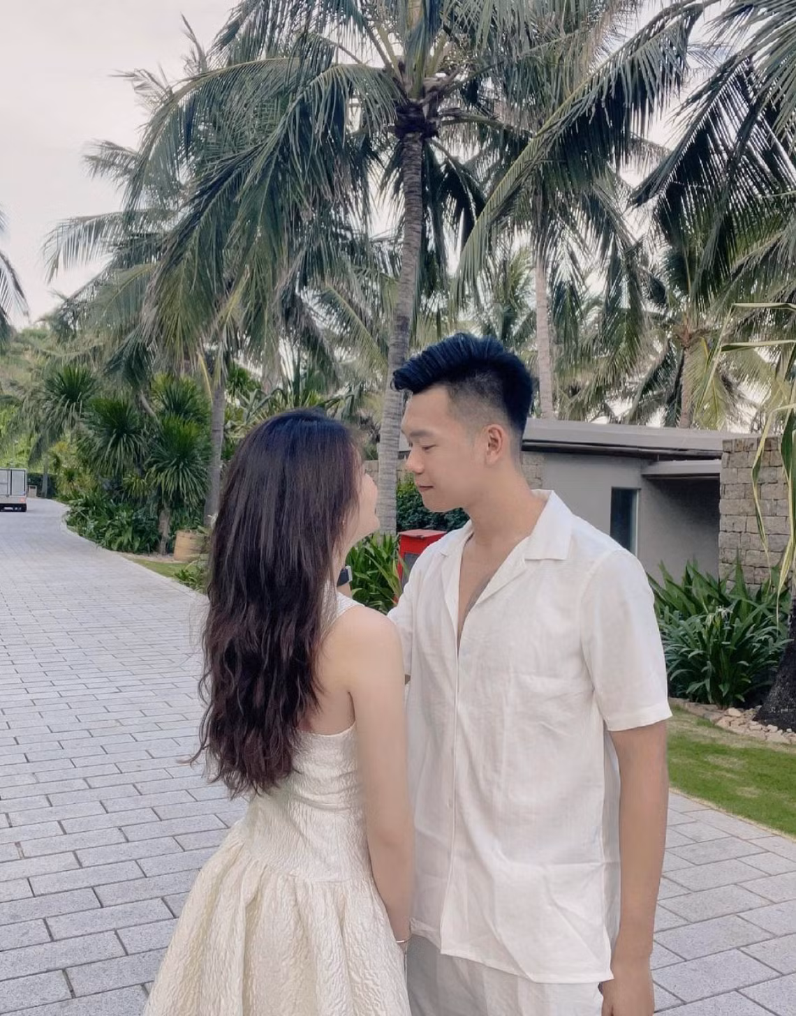 Thay vì hình ảnh "soái ca" sơ mi trắng như hot girl 10X nghĩ, Chung giản dị diện áo phông, quần đùi và đi dép lê. Chỉ cần những điều mộc mạc như thế lại khiến cô trúng tiếng sét ái tình của chàng cầu thủ điển trai. Ảnh: IG chunguyenfamilys