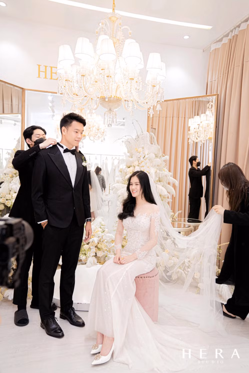 Thành Chung không giấu được niềm hạnh phúc khi sắp được rước nàng về dinh. Anh cười tít mắt bên cô dâu Tố Uyên.